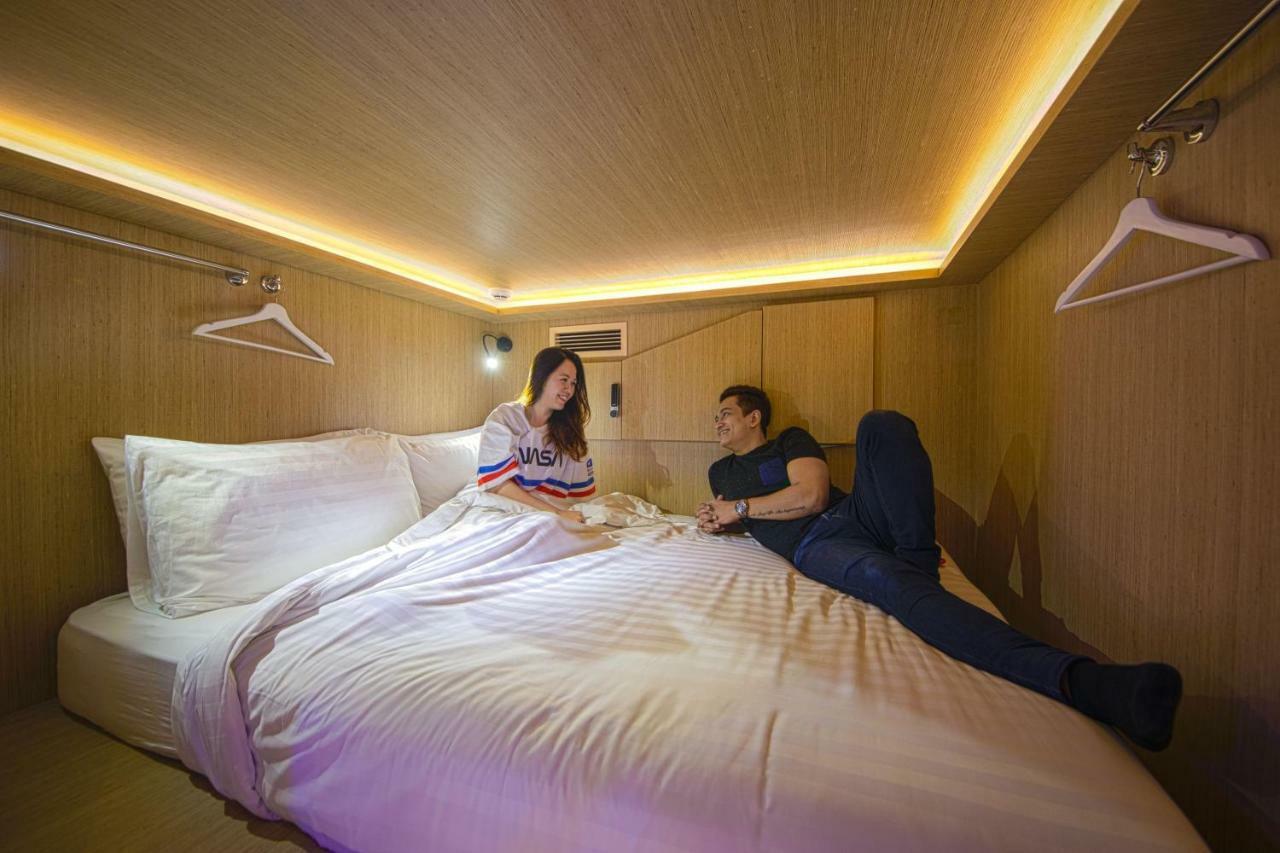 Queen Capsule Mixed Room